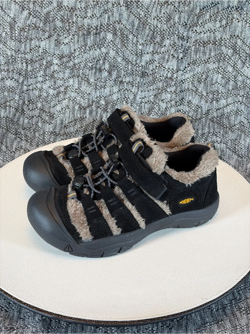 Keen Kids Newport Shoe Kids size 4 Big Foot Gold